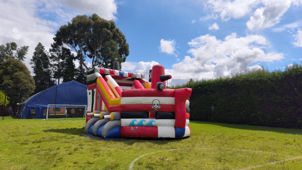 Inflable publicitario personalizado utilizado en eventos de marca para aumentar visibilidad y atraer potenciales clientes.