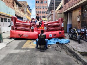 Alquiler de toros mecánicos con operador y colchón inflable de seguridad