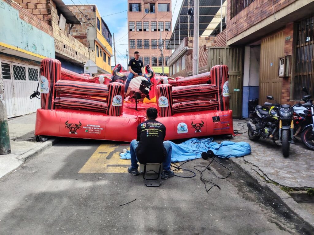 Toro mecánico para alquiler en Bogotá ideal para fiestas, ferias y eventos empresariales.