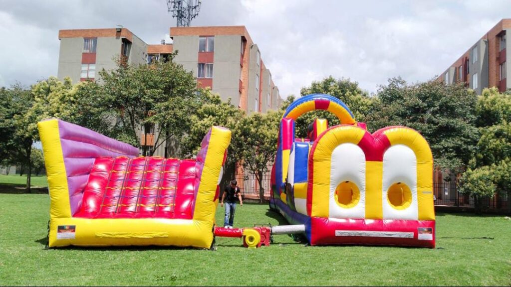 Alquiler de inflables publicitarios de gran formato para promociones, activaciones comerciales y eventos corporativos.