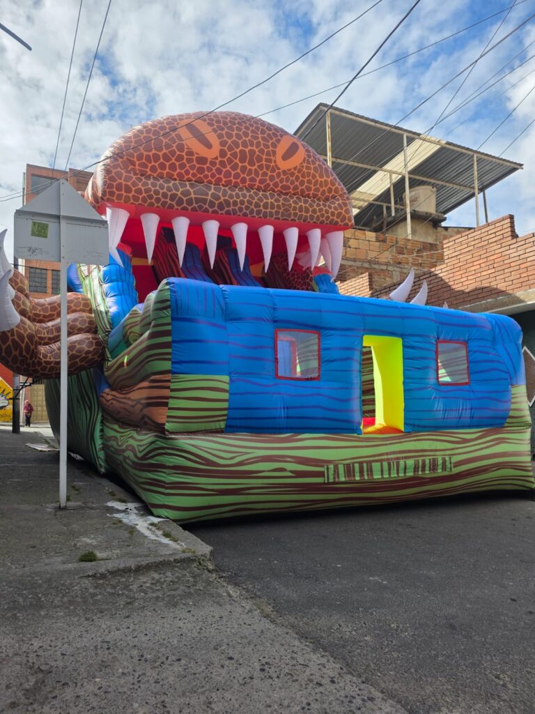inflable de dinosaurio