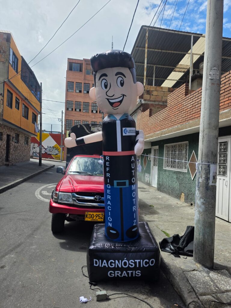 Llamador inflable gigante para atraer clientes a negocios