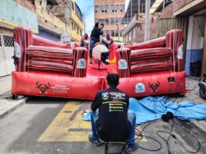 Toro mecánico con colchón inflable de seguridad en Bogotá