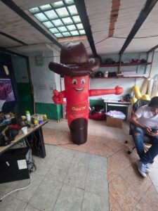 Llamador publicitario inflable para negocio en Cundinamarca.
