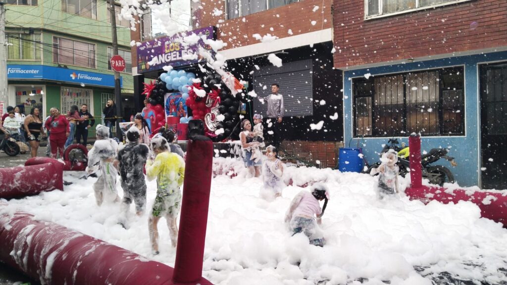 Fiesta de espuma con equipos profesionales para celebraciones en toda Colombia