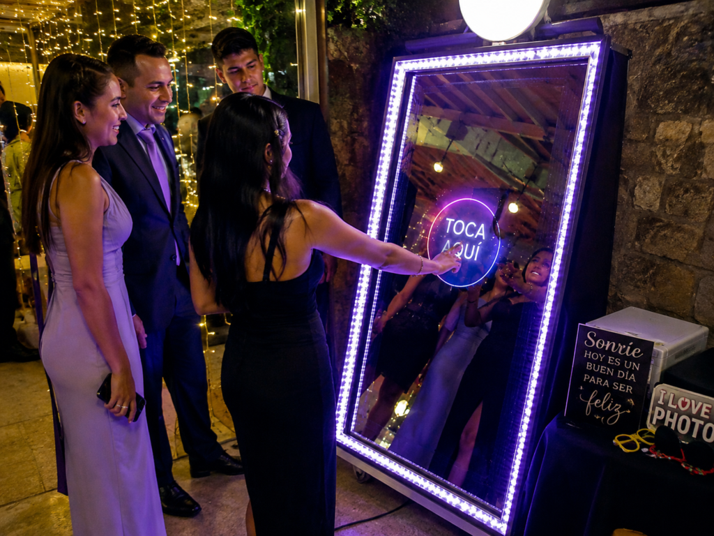 Alquiler de espejo mágico con impresión instantánea para eventos en Colombia