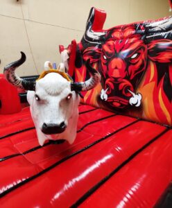 Toro mecánico inflable para fiestas, cumpleaños y celebraciones familiares en Colombia.