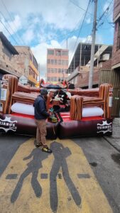 Atracción de toro mecánico para activaciones de marca y centros comerciales en Colombia.